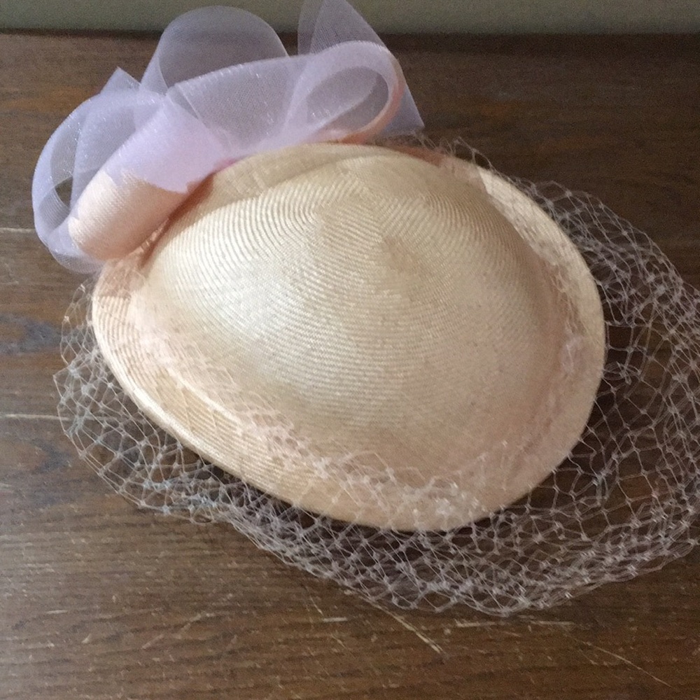 Vintage Formal Wedding Hat - 1970s/80s Peach Hat With Netting Tulle & Bow